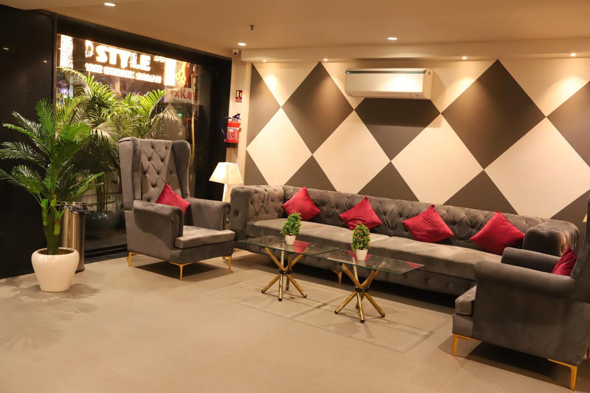 The Magic Tree - Paharganj Hotel New Delhi